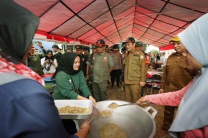 Kepala BNPB Suharyanto meninjau dapur lapangan dan memberikan bantuan logistik kepada masyarakat terdampak gempabumi M 6.0 di Perumahan Rafflesia Asri, Kelurahan Betungan, Kecamatan Selebar, Kota Bengkulu, pada Senin (26/5/2025). Foto: Ist