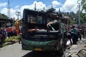 Kondisi bus ALS yang kecelakaan di Kota Padang Panjang. Foto: Ist