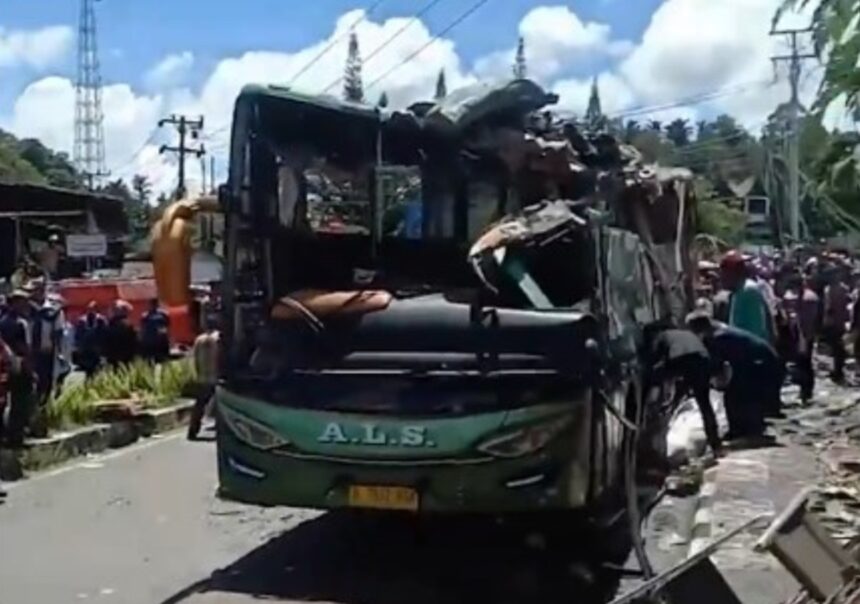 Kondisi bus ALS yang kecelakaan di Kota Padang Panjang. Foto: Ist