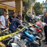 Kanit V Resmob Polres Metro Jakarta Selatan, AKP Bima Sakti didampingi Kasi Humas, Kompol Murodih menyerahkan motor Yamaha Aerox kepada pemiliknya korban Suaib, 47, saat gelar barang bukti ungkap kasus jual beli kendaraan bermotor tanpa surat lengkap di Mapolres, Rabu (14/5/2025) siang. Foto: Joesvicar Iqbal/ipol.id