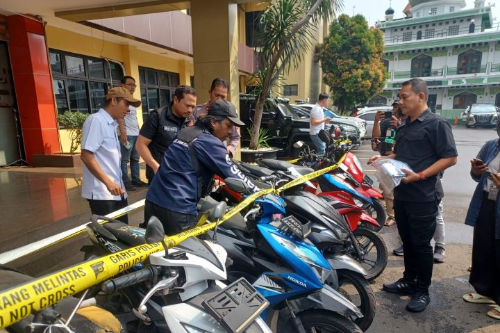 Kanit V Resmob Polres Metro Jakarta Selatan, AKP Bima Sakti didampingi Kasi Humas, Kompol Murodih menyerahkan motor Yamaha Aerox kepada pemiliknya korban Suaib, 47, saat gelar barang bukti ungkap kasus jual beli kendaraan bermotor tanpa surat lengkap di Mapolres, Rabu (14/5/2025) siang. Foto: Joesvicar Iqbal/ipol.id
