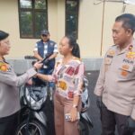 Kapolsek Pesanggrahan, AKP Seala Syah Alam didampingi Kasi Humas Polres Metro Jakarta Selatan, Kompol Murodih dan Kanit Reskrim usai gelar kasus pencurian sepeda motor langsung menyerahkan kunci kepada korban Utami, 34, warga Jalan Manunggal II, Petukangan Selatan, yang sempat kehilangan motor Honda Beat warna hitam di Mapolsek, Kamis (8/5/2025). Foto: Joesvicar Iqbal/ipol.id