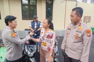 Kapolsek Pesanggrahan, AKP Seala Syah Alam didampingi Kasi Humas Polres Metro Jakarta Selatan, Kompol Murodih dan Kanit Reskrim usai gelar kasus pencurian sepeda motor langsung menyerahkan kunci kepada korban Utami, 34, warga Jalan Manunggal II, Petukangan Selatan, yang sempat kehilangan motor Honda Beat warna hitam di Mapolsek, Kamis (8/5/2025). Foto: Joesvicar Iqbal/ipol.id