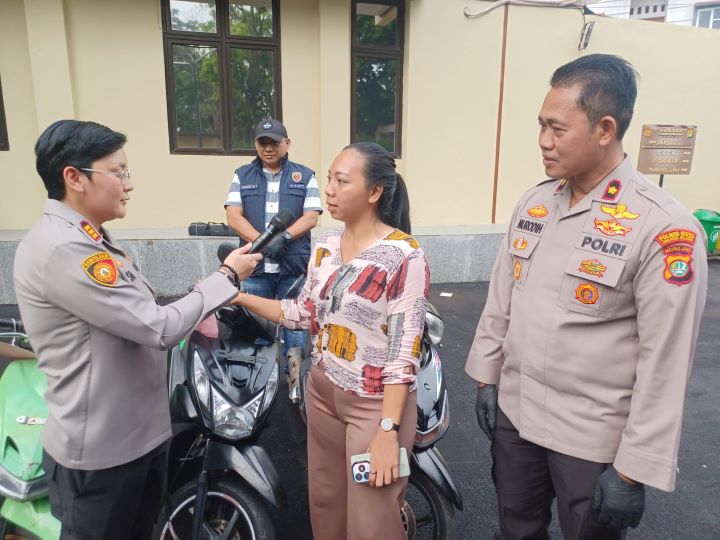 Kapolsek Pesanggrahan, AKP Seala Syah Alam didampingi Kasi Humas Polres Metro Jakarta Selatan, Kompol Murodih dan Kanit Reskrim usai gelar kasus pencurian sepeda motor langsung menyerahkan kunci kepada korban Utami, 34, warga Jalan Manunggal II, Petukangan Selatan, yang sempat kehilangan motor Honda Beat warna hitam di Mapolsek, Kamis (8/5/2025). Foto: Joesvicar Iqbal/ipol.id