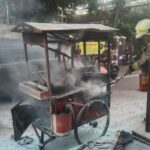 Petugas Damkar memadamkan gerobak pedagang yang terbakar di Jalan Utan Kayu, Kecamatan Matraman, Jakarta Timur, Senin (12/5/2025) sore. Foto: Ist