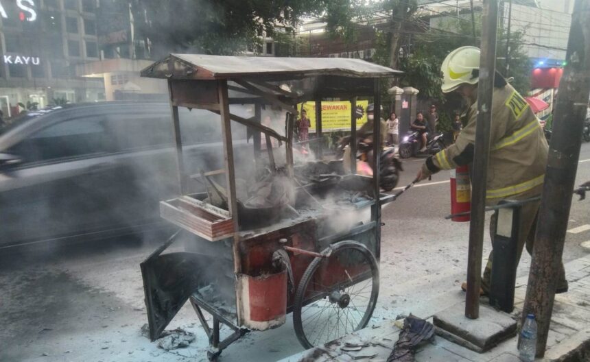 Petugas Damkar memadamkan gerobak pedagang yang terbakar di Jalan Utan Kayu, Kecamatan Matraman, Jakarta Timur, Senin (12/5/2025) sore. Foto: Ist