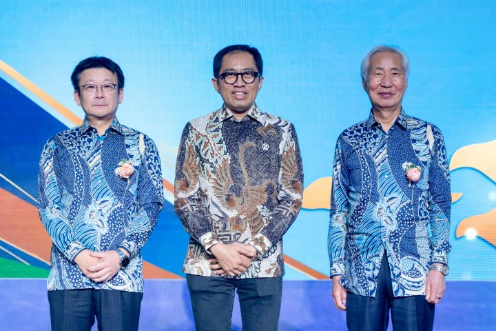 Wakil Menteri Perindustrian Faisol Riza saat meresmikan pabrik AC Daikin Indonesia. Foto: Kemenperin
