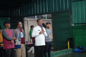 Wali Kota Jakarta Timur, Munjirin saat melaunching Persatuan Bulutangkis (PB) Pamong Jakarta Timur (Jaktim) di Gelanggang Olah Raga (GOR) Popeye dan lapangan terbuka permukiman warga RW 02 Cilangkap, Cipayung, pada Jumat (23/5/2025) malam. Foto: Ist