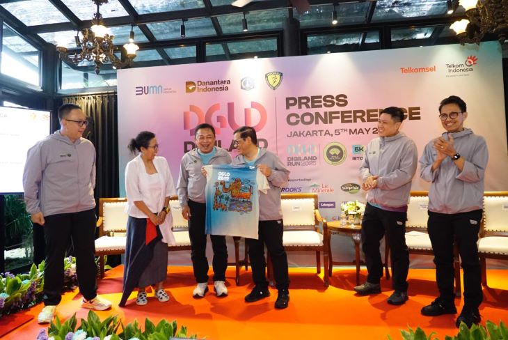 (kiri ke kanan) SVP Group Sustainability & Corporate Communication Telkom Ahmad Reza, Seniman Erica, Direktur Utama Telkom Ririek Adriansyah, Gubernur DKI Jakarta Pramono Anung, Direktur Marketing Telkomsel Derrick Heng, dan Sekretaris Jenderal PB PASI Tigor Tanjung saat acara Press Conference Digiland 2025, di Jakarta, Senin (5/5/2025). Foto: Telkom Indonesia