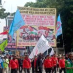 Ratusan massa saat menggelar aksi long march.(Foto sofian/ipol.id)