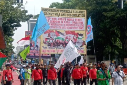 Ratusan massa saat menggelar aksi long march.(Foto sofian/ipol.id)