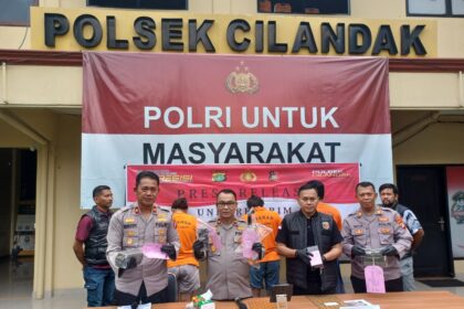 Kapolsek Cilandak, Kompol Febriman Sarlase didampingi Kasi Humas Polres Metro Jakarta Selatan, Kompol Murodih, dan Kanit Reskrim Polsek Cilandak, AKP Tomy Sugiyono dalam pengungkapan kasus pemerasan dengan pemaksaan serta pembacokan di Mapolsek, Rabu (21/5/2025). Foto: Joesvicar Iqbal/ipol.id
