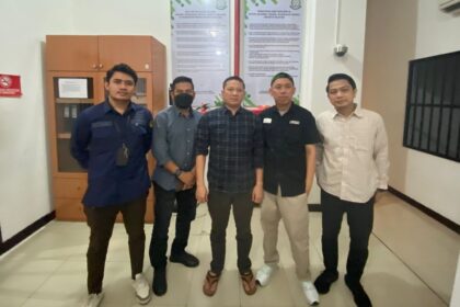 Mantan Bendahara Panwaslu Kabupaten Lampung Tengah, Awalludin saat diamankan oleh Satgas SIRI Kejaksaan Agung dan Kejaksaan Negeri Lampung Tengah di Jalan Kebagusan, Jakarta Selatan, Senin (19/5/2025). Foto: Puspenkum Kejaksaan Agung