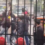 Aksi damai May Day Bandung berubah mencekam usai massa hitam menyerang polisi dan rusak mobil patroli di kawasan Dago, Bandung, Jawa Barat. Foto: Tangkap layar IG @medsos_rame