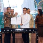 Menteri Perdagangan Budi Santoso dan Menteri Hukum Supratman Andi Agtas menandatangani Nota Kesepahaman (MoU) tentang Peningkatan Sinergitas dan Koordinasi Pelaksanaan Urusan Pemerintahan di Bidang Hukum dan Perdagangan. Foto: Dok/Kemendag