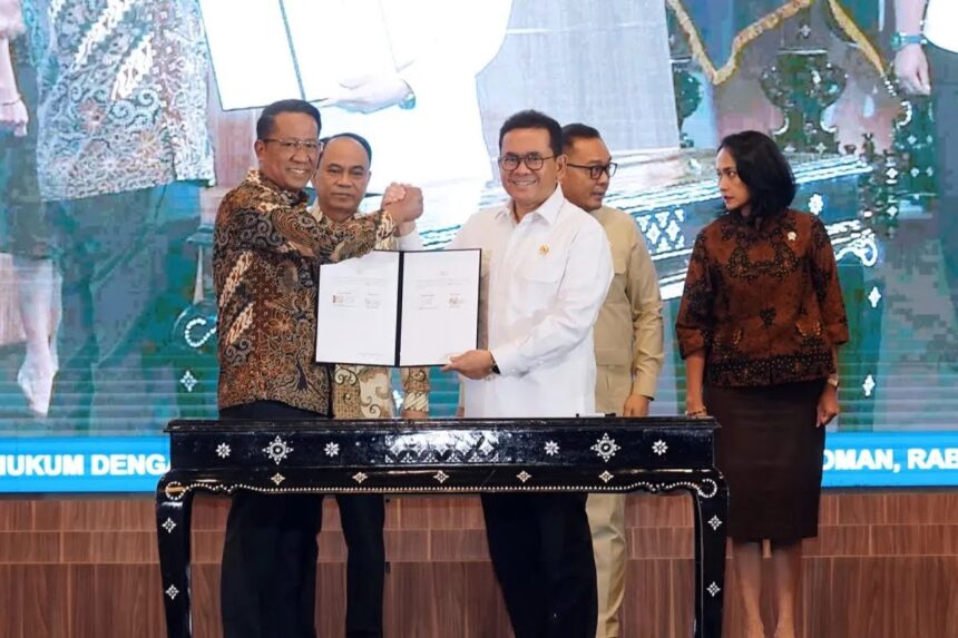 Menteri Perdagangan Budi Santoso dan Menteri Hukum Supratman Andi Agtas menandatangani Nota Kesepahaman (MoU) tentang Peningkatan Sinergitas dan Koordinasi Pelaksanaan Urusan Pemerintahan di Bidang Hukum dan Perdagangan. Foto: Dok/Kemendag