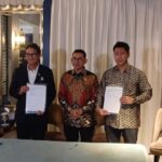 Pengusaha Sandiaga Salahuddin Uno resmi menjalin kemitraan strategis dengan United Media Asia (UMA) untuk membentuk dana investasi sebesar Rp5 triliun. Penandatanganan perjanjian di Corner 28, Kebayoran Baru, Jakarta Selatan, Selasa (6/5/2025) malam, disaksikan oleh Menteri Kebudayaan dan Kesusastraan, Fadli Zon. Foto: Joesvicar Iqbal/ipol.id