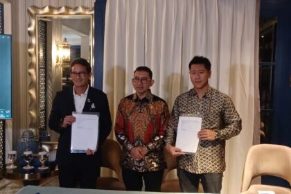 Pengusaha Sandiaga Salahuddin Uno resmi menjalin kemitraan strategis dengan United Media Asia (UMA) untuk membentuk dana investasi sebesar Rp5 triliun. Penandatanganan perjanjian di Corner 28, Kebayoran Baru, Jakarta Selatan, Selasa (6/5/2025) malam, disaksikan oleh Menteri Kebudayaan dan Kesusastraan, Fadli Zon. Foto: Joesvicar Iqbal/ipol.id