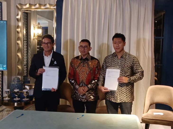 Pengusaha Sandiaga Salahuddin Uno resmi menjalin kemitraan strategis dengan United Media Asia (UMA) untuk membentuk dana investasi sebesar Rp5 triliun. Penandatanganan perjanjian di Corner 28, Kebayoran Baru, Jakarta Selatan, Selasa (6/5/2025) malam, disaksikan oleh Menteri Kebudayaan dan Kesusastraan, Fadli Zon. Foto: Joesvicar Iqbal/ipol.id