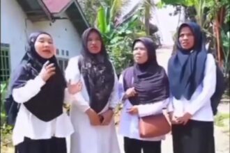 Viral permintaan maaf guru setelah melewati jembatan gantung memijak seutas tali di Merangin, Jambi. Foto: Tangkap layar X @heraloebss