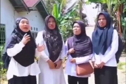 Viral permintaan maaf guru setelah melewati jembatan gantung memijak seutas tali di Merangin, Jambi. Foto: Tangkap layar X @heraloebss