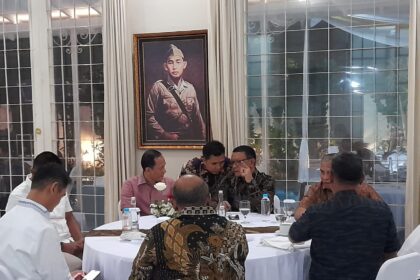 Mantan anggota Tim Mawar Kopassus, Fauka Noor Farid dkk siap mendukung Presiden Prabowo Subianto dalam menjalankan pemerintahan, saat kegiatan halal bihalal, Kamis (1/5/2025) malam. Foto: Ist