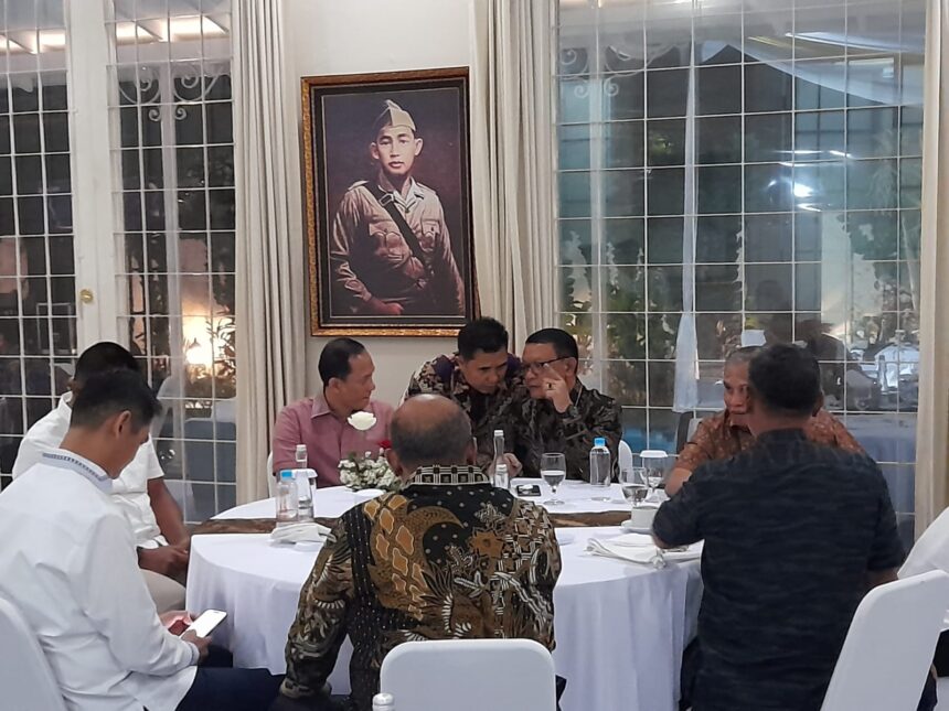 Mantan anggota Tim Mawar Kopassus, Fauka Noor Farid dkk siap mendukung Presiden Prabowo Subianto dalam menjalankan pemerintahan, saat kegiatan halal bihalal, Kamis (1/5/2025) malam. Foto: Ist