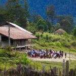 Ilustrasi. Murid-murid berbaris sebelum memasuki ruang kelas di sebuah sekolah dasar yang bangunannya terbuat dari kayu di Ilaga, Puncak, Papua. Foto: Wangsa Nayottama/Shutterstock