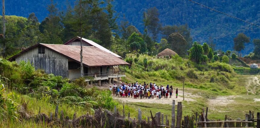 Ilustrasi. Murid-murid berbaris sebelum memasuki ruang kelas di sebuah sekolah dasar yang bangunannya terbuat dari kayu di Ilaga, Puncak, Papua. Foto: Wangsa Nayottama/Shutterstock