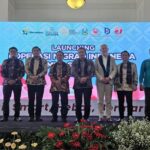 Wakil Menteri Koperasi RI Ferry Juliantono, Direktur Business & Marketing Finnet Aziz Sidqi, Komisaris Utama Finnet Difi Johansyah, Ketua Koperasi MIMS Anang Zunaedi, Direktur Kewirausahaan dan Pengembangan Usaha Produktif Kementerian Koperasi Sukarman, Kepala Dinas Koperasi Provinsi Jawa Timur Endy Alim Abdi Nusa, Deputi Kepala Bank Indonesia Jawa Timur Erwindo Kolopaking, dan Country Manager Indonesia PUM Netherland Gerard Wolbert saat penandatanganan Memorandum of Understanding (MoU) antara Finnet dengan Koperasi Migran Indonesia Makmur Sejahtera (MIMS). Foto: Telkom Indonesia