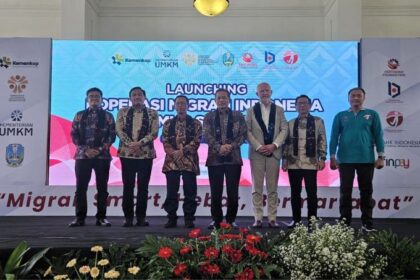 Wakil Menteri Koperasi RI Ferry Juliantono, Direktur Business & Marketing Finnet Aziz Sidqi, Komisaris Utama Finnet Difi Johansyah, Ketua Koperasi MIMS Anang Zunaedi, Direktur Kewirausahaan dan Pengembangan Usaha Produktif Kementerian Koperasi Sukarman, Kepala Dinas Koperasi Provinsi Jawa Timur Endy Alim Abdi Nusa, Deputi Kepala Bank Indonesia Jawa Timur Erwindo Kolopaking, dan Country Manager Indonesia PUM Netherland Gerard Wolbert saat penandatanganan Memorandum of Understanding (MoU) antara Finnet dengan Koperasi Migran Indonesia Makmur Sejahtera (MIMS). Foto: Telkom Indonesia