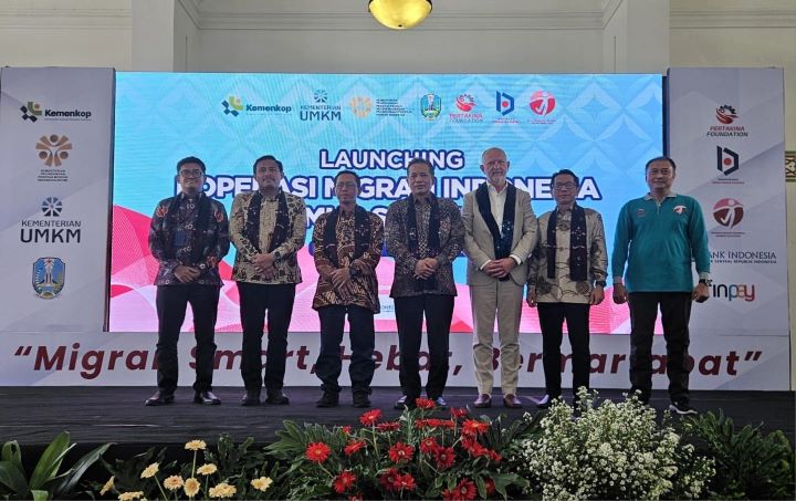 Wakil Menteri Koperasi RI Ferry Juliantono, Direktur Business & Marketing Finnet Aziz Sidqi, Komisaris Utama Finnet Difi Johansyah, Ketua Koperasi MIMS Anang Zunaedi, Direktur Kewirausahaan dan Pengembangan Usaha Produktif Kementerian Koperasi Sukarman, Kepala Dinas Koperasi Provinsi Jawa Timur Endy Alim Abdi Nusa, Deputi Kepala Bank Indonesia Jawa Timur Erwindo Kolopaking, dan Country Manager Indonesia PUM Netherland Gerard Wolbert saat penandatanganan Memorandum of Understanding (MoU) antara Finnet dengan Koperasi Migran Indonesia Makmur Sejahtera (MIMS). Foto: Telkom Indonesia