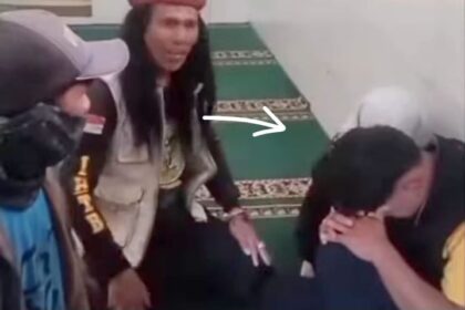 Sepasang pelajar di Garut nyaris jadi amukan warga setelah tertangkap basah mesum di atap masjid saat siang hari. Foto: Tangkap layar IG @poros.garut