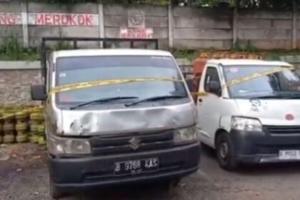 Jajaran Bareskrim Mabes Polri memasang garis police line usai menggerebek pangkalan LPG pengoplos gas berbagai ukuran tabung di Jalan Pulau Harapan IX, RW 06, Kelurahan Cilangkap, Kecamatan Cipayung, Jakarta Timur, Senin (19/5/2025). Foto: Ist