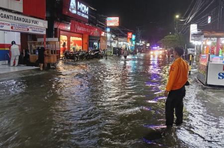 Genangan banjir di salah satu ruas jalan di Bekasi (foto: ist)