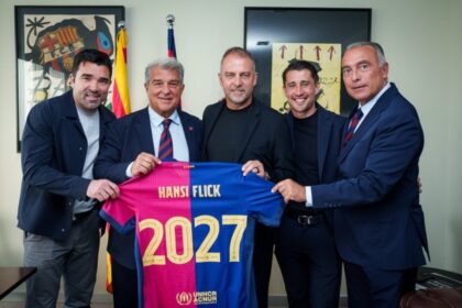 Hansi Flick perpanjang kontrak di Barcelona hingga 2027. Foto: X FC Barcelona