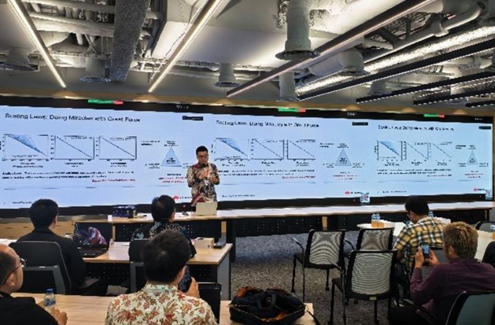 Lebih dari 60 calon customer dan mitra Huawei Cloud Indonesia ikut serta dalam lokakarya yang diadakan di Huawei Office.