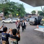 Terkait perkara tudingan ijazah palsu terhadap Presiden Republik Indonesia (RI) ke-7, Joko Widodo (Jokowi), Tim Advocate Public Defender tergabung dalam Peradi Bersatu memenuhi panggilan penyidik Polres Metro Jakarta Selatan, pada Rabu (14/5/2025). Foto: Joesvicar Iqbal/ipol.id