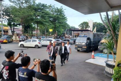 Terkait perkara tudingan ijazah palsu terhadap Presiden Republik Indonesia (RI) ke-7, Joko Widodo (Jokowi), Tim Advocate Public Defender tergabung dalam Peradi Bersatu memenuhi panggilan penyidik Polres Metro Jakarta Selatan, pada Rabu (14/5/2025). Foto: Joesvicar Iqbal/ipol.id