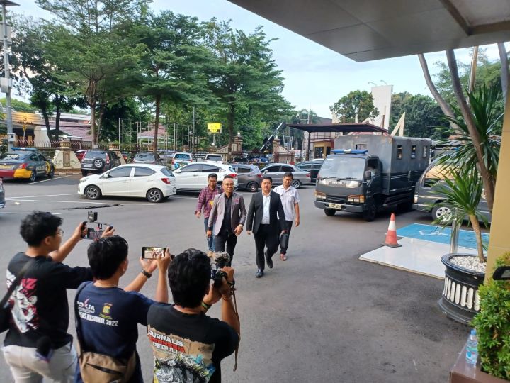 Terkait perkara tudingan ijazah palsu terhadap Presiden Republik Indonesia (RI) ke-7, Joko Widodo (Jokowi), Tim Advocate Public Defender tergabung dalam Peradi Bersatu memenuhi panggilan penyidik Polres Metro Jakarta Selatan, pada Rabu (14/5/2025). Foto: Joesvicar Iqbal/ipol.id