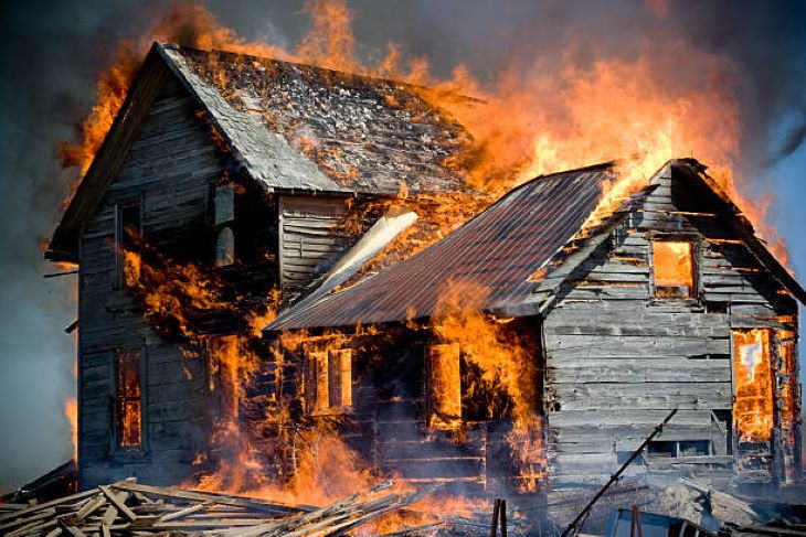 Ilustrasi, Bocah 9 tahun di Kota Sukabumi nekat membakar 13 rumah karena terinspirasi oleh film. Foto: Istock @ErinWilkins