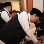 Menag Nasaruddin Umar menyapa jamaah haji yang akan diberangkatkan dari Asrama Haji Pondok Gede. Foto: Kemenag