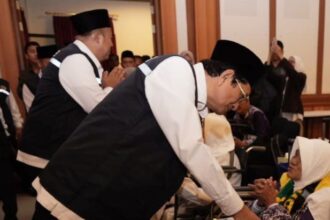 Menag Nasaruddin Umar menyapa jamaah haji yang akan diberangkatkan dari Asrama Haji Pondok Gede. Foto: Kemenag