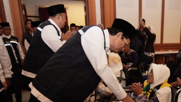 Menag Nasaruddin Umar menyapa jamaah haji yang akan diberangkatkan dari Asrama Haji Pondok Gede. Foto: Kemenag