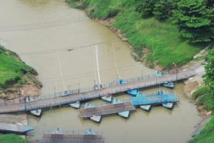 Jembatan perahu milik Haji Endang yang membentang di atas Sungai Citarum Karawang viral. Foto: Tangkap Layar IG @pu_sda_citarum
