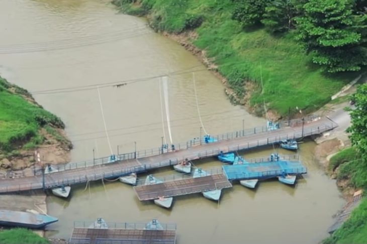 Jembatan perahu milik Haji Endang yang membentang di atas Sungai Citarum Karawang viral. Foto: Tangkap Layar IG @pu_sda_citarum