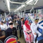 Suasana pejabat eselon yang dipromosikan, Plt Wali Kota Jakarta Timur (Jaktim), Iin Mutmainnah, menjabat Kepala Dinas (Kadis) Pemberdayaan, Perlindungan Anak dan Pengendalian Penduduk, Sekretaris Kota Jakarta Timur, Kusmanto, menjabat Wakil Wali Kota Jaktim dan Asisten Pemerintahan, Eka Darmawan, dalam jabatan baru Sekretaris Kota Jaktim, saat menumpang bus Transjakarta menuju Balai Kota, Jakarta Pusat, Rabu (7/5/2025). Foto: Ist
