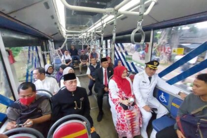 Suasana pejabat eselon yang dipromosikan, Plt Wali Kota Jakarta Timur (Jaktim), Iin Mutmainnah, menjabat Kepala Dinas (Kadis) Pemberdayaan, Perlindungan Anak dan Pengendalian Penduduk, Sekretaris Kota Jakarta Timur, Kusmanto, menjabat Wakil Wali Kota Jaktim dan Asisten Pemerintahan, Eka Darmawan, dalam jabatan baru Sekretaris Kota Jaktim, saat menumpang bus Transjakarta menuju Balai Kota, Jakarta Pusat, Rabu (7/5/2025). Foto: Ist