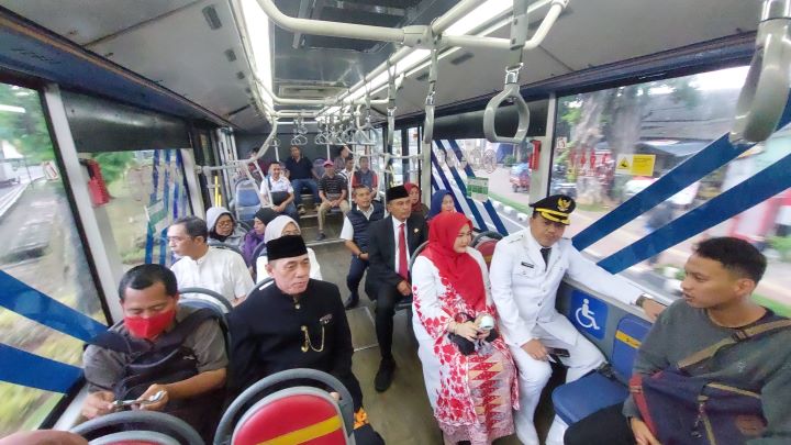 Suasana pejabat eselon yang dipromosikan, Plt Wali Kota Jakarta Timur (Jaktim), Iin Mutmainnah, menjabat Kepala Dinas (Kadis) Pemberdayaan, Perlindungan Anak dan Pengendalian Penduduk, Sekretaris Kota Jakarta Timur, Kusmanto, menjabat Wakil Wali Kota Jaktim dan Asisten Pemerintahan, Eka Darmawan, dalam jabatan baru Sekretaris Kota Jaktim, saat menumpang bus Transjakarta menuju Balai Kota, Jakarta Pusat, Rabu (7/5/2025). Foto: Ist