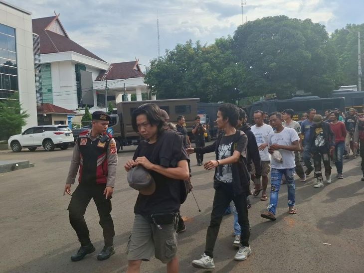 Tim gabungan Polres Bogor, TNI, Satpol PP mengamankan pelaku premanisme di wilayah Kabupaten Bogor. Foto: polri